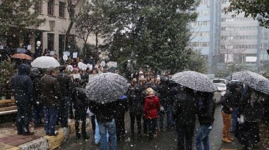 Sağlık&ccedil;ılardan Kar Altında &Ouml;zgecan Eylemi