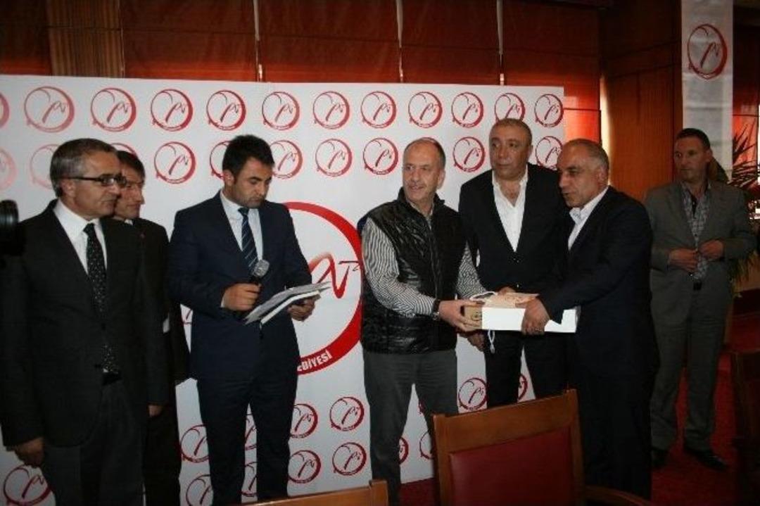 &Ccedil;at Belediye Başkanı Kılı&ccedil;&rsquo;tan Muhtarlara Bilgisayar Jesti