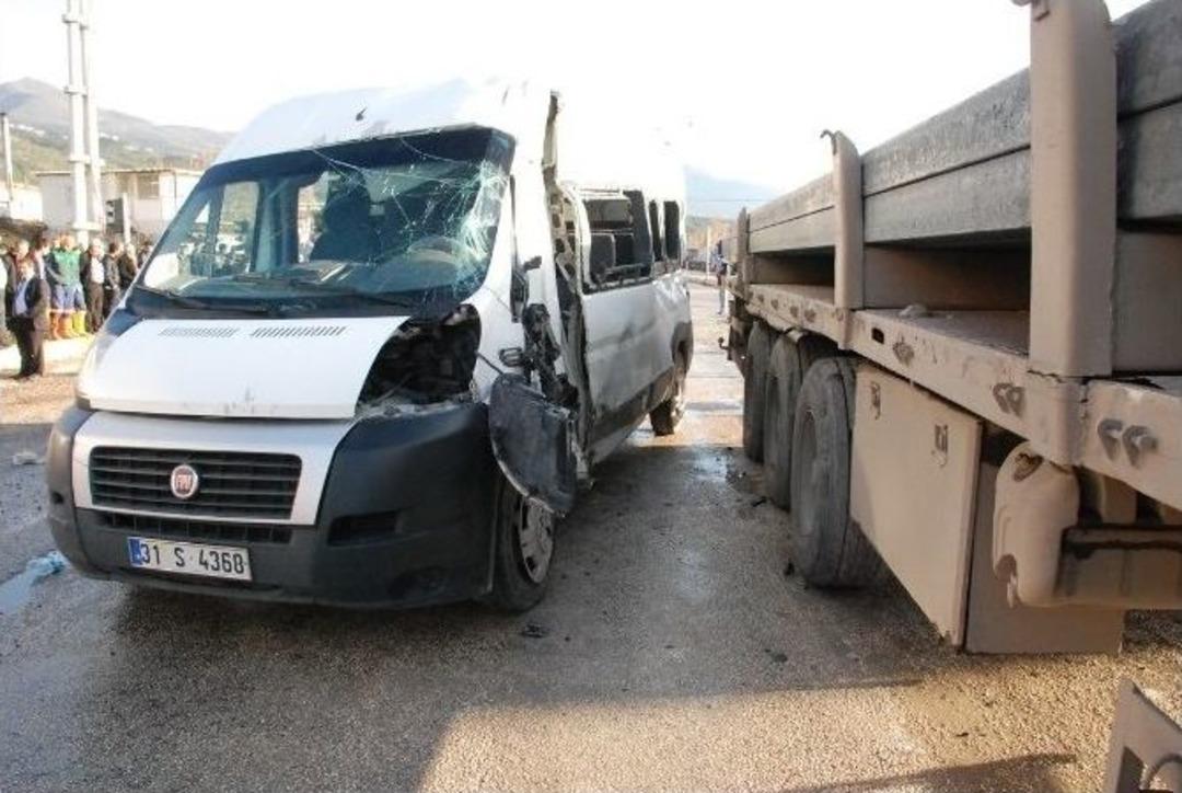 Tır, &Ouml;ğrenci Servisine &Ccedil;arptı: 1 &Ouml;l&uuml;, 14 Yaralı