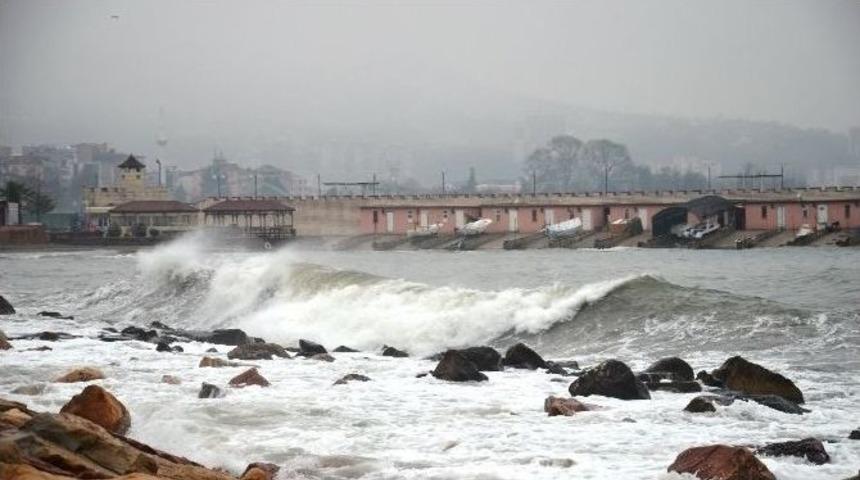 Dev Dalgalar Vatandaşları Tedirgin Etti