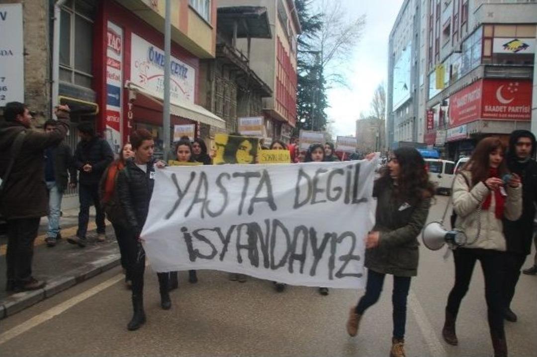 Kadın Kolektifi &Uuml;yeleri &ldquo;&ouml;zgecan Aslan&rdquo; İ&ccedil;in Y&uuml;r&uuml;d&uuml;