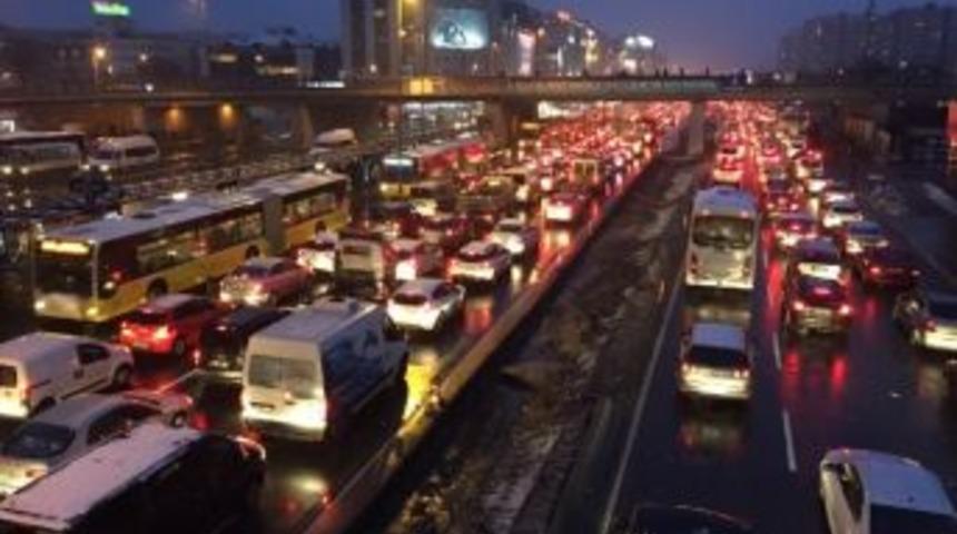 Yoğun Kar Yağışı Metrobüs Seferlerini Durduru