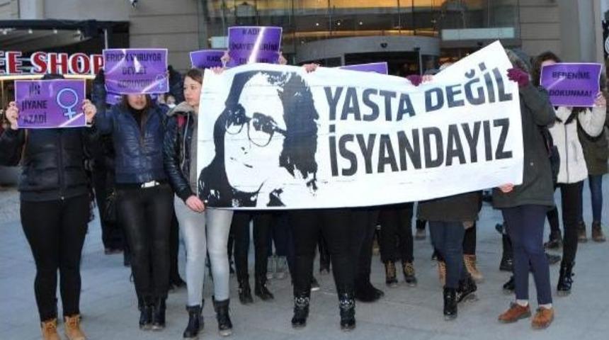 'liseli Kadınlar' Pankartının Arkasında Y&uuml;r&uuml;d&uuml;ler