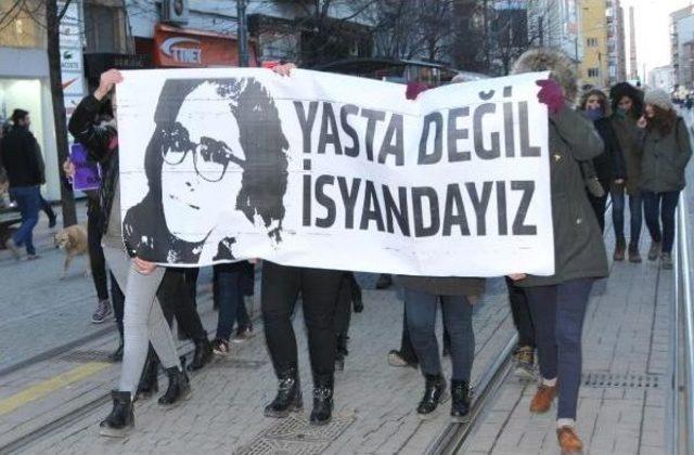 'liseli Kadınlar' Pankartının Arkasında Yürüdüler