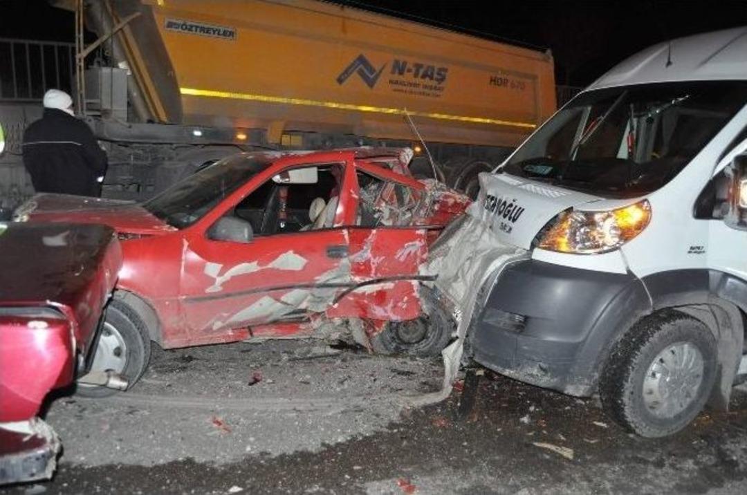 Eskişehir&rsquo;de Zincirleme Trafik Kazası: 5 Yaralı