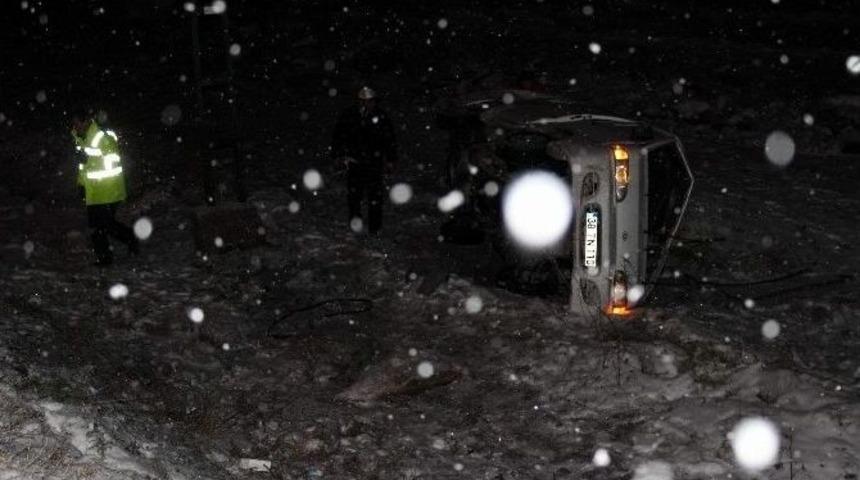 Minib&uuml;s Şarampole Devrildi: 8 Yaralı