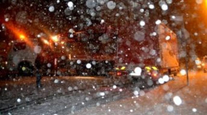 Kayan Tır&rsquo;ın Altında Kaldı