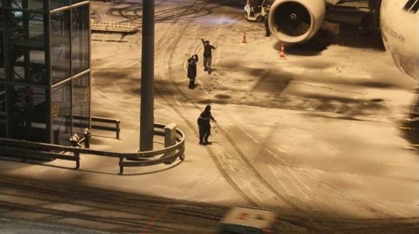 Kar, Hava Trafiğini Olumsuz Y&ouml;nde Etkiliyor