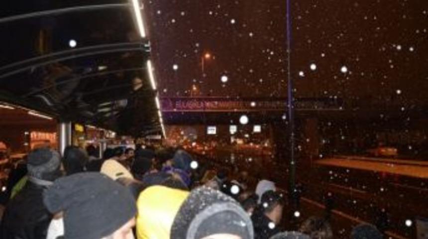 Kar Yağışı Metrob&uuml;s Yolunu Yaya Yoluna &Ccedil;evirdi