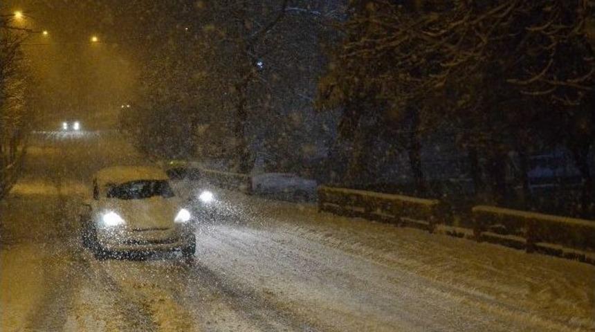 Ara&ccedil;lar Buzda Dans Etti, Trafik Fel&ccedil; Oldu
