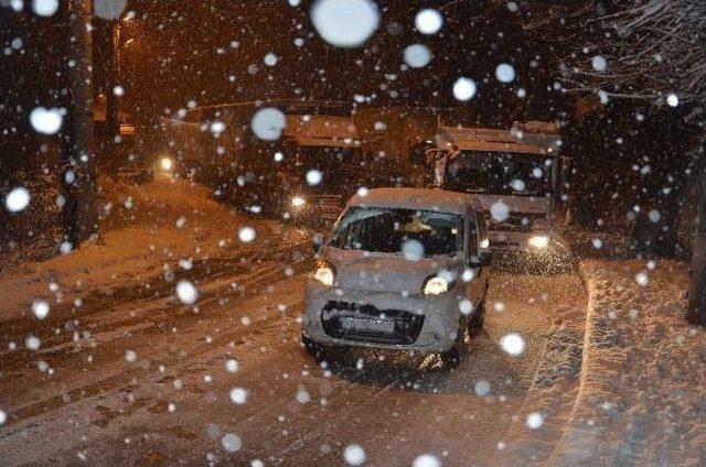 Araçlar Buzda Dans Etti, Trafik Felç Oldu