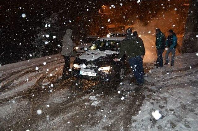 Araçlar Buzda Dans Etti, Trafik Felç Oldu