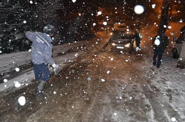 Araçlar Buzda Dans Etti, Trafik Felç Oldu