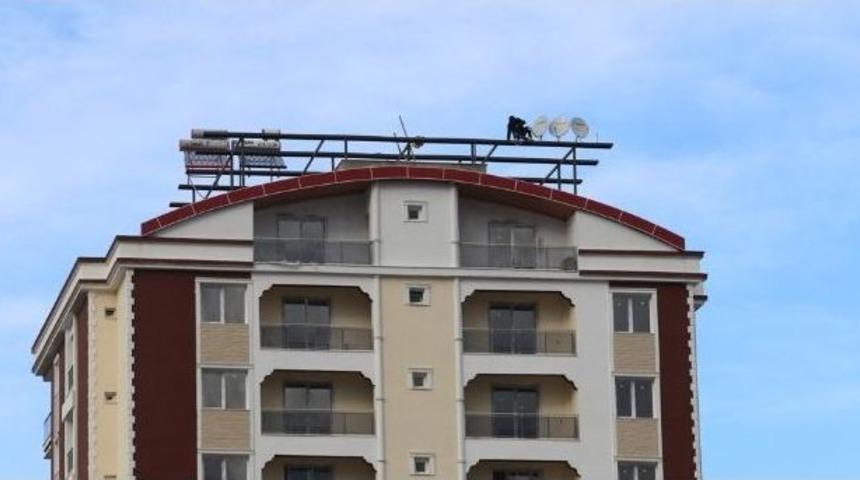 Televizyoncunun Çatıda Önlemsiz Çalışması Korkuttu