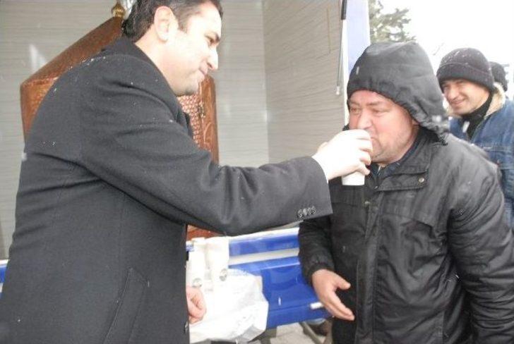 Kar Yağışı Altında Vatandaşa Sıcak Çorba İkramı G3