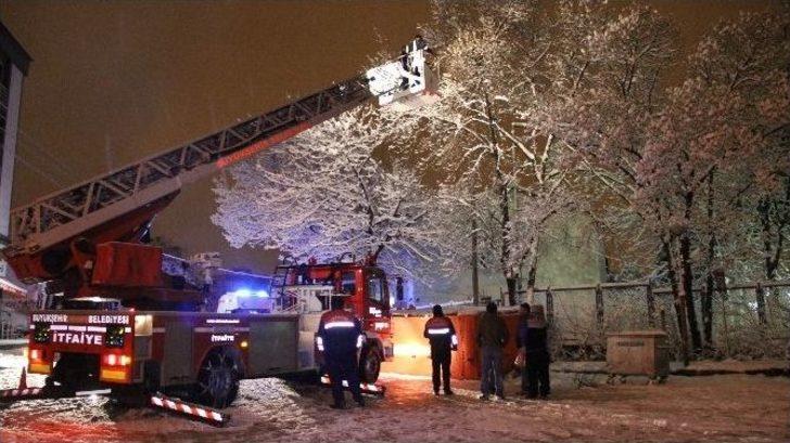 Kar Yağışı Altında Ağaç Tepesinde İntihar Girişimi G5