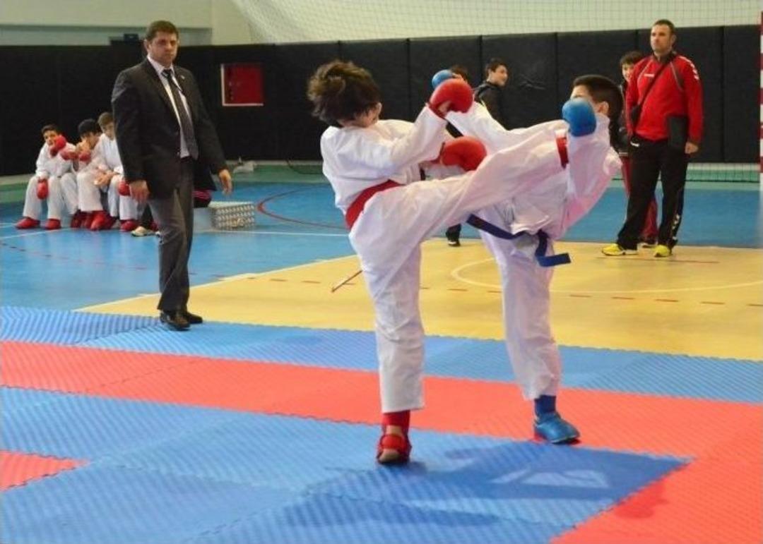 Okullararası K&uuml;&ccedil;&uuml;k Ve Yıldızlar Karate Grup M&uuml;sabakaları Tamamlandı
