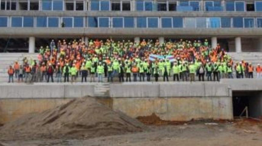 Akyazı Stadyumu’nun Tribünlerine İlk Oturanlar Çalışanlar Oldu