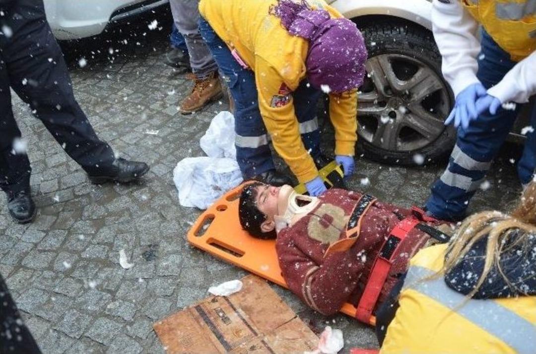 Kağıt Toplayan Suriyeli &Ccedil;ocuğa Araba &Ccedil;arptı