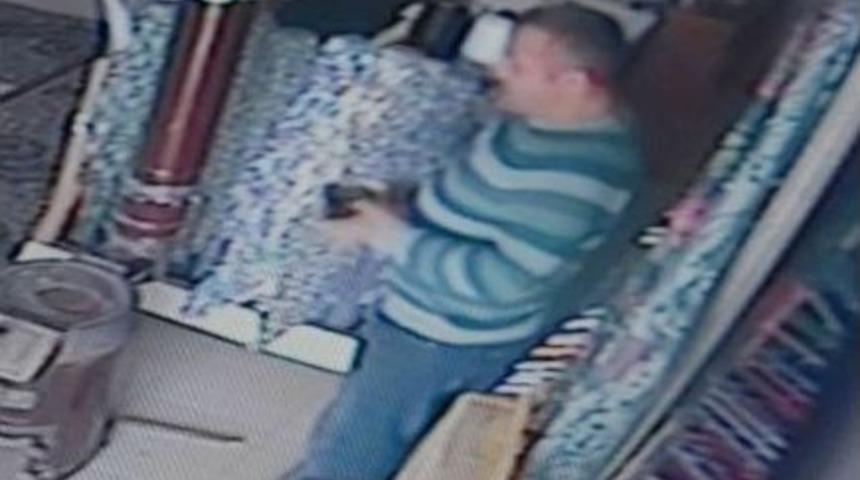 Girdiği İşyerinden &Ccedil;aldığı Paraları C&uuml;zdanına Yerleştirdi