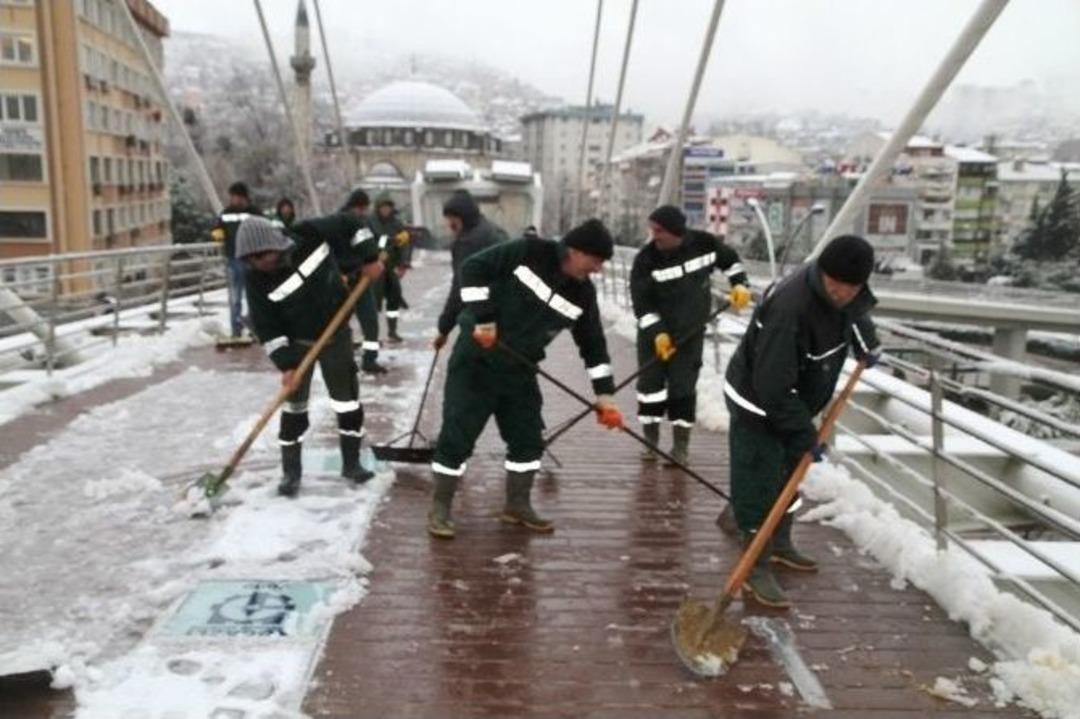 Yaya K&ouml;pr&uuml;lerinde Ve Kaldırımlarda Kar Temizliği