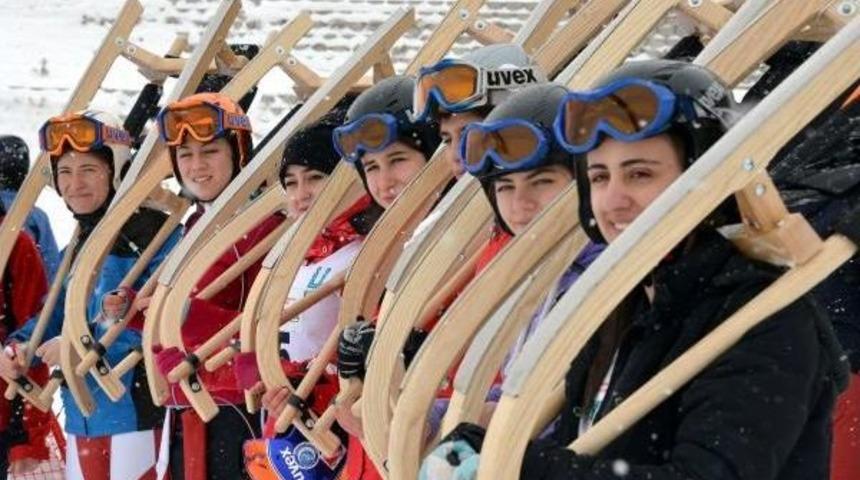 Türkiye'de Ilk Karda Kızak Şampiyonası Palandöken'de Düzenlendi