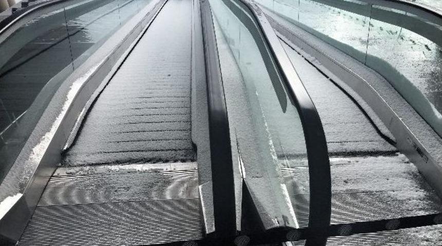 Alışveriş Merkezindeki Y&uuml;r&uuml;yen Merdivenler Dondu