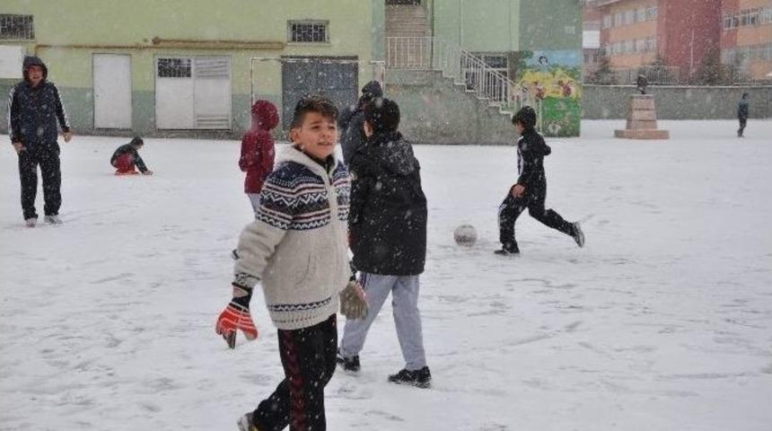 Sorgun&rsquo;da Kar Yağışı Etkili Oldu
