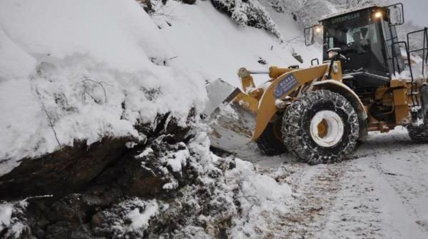 Kar, Bursa'da 100 K&ouml;y Yolunu Ulaşıma Kapattı (2)