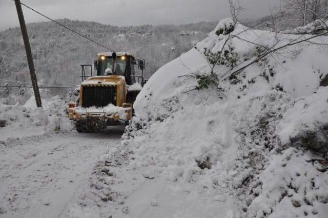 Kar, Bursa'da 100 Köy Yolunu Ulaşıma Kapattı (2)