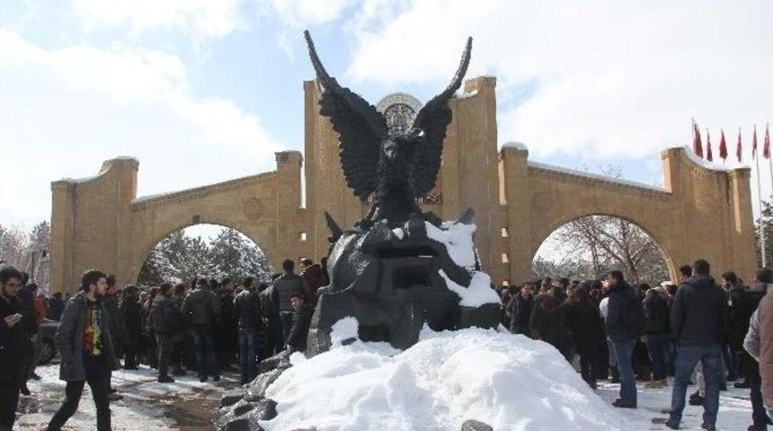 Atat&uuml;rk &Uuml;niversitesi &Ouml;ğrencileri &Ouml;zgecan İ&ccedil;in Tek Y&uuml;rek Oldu