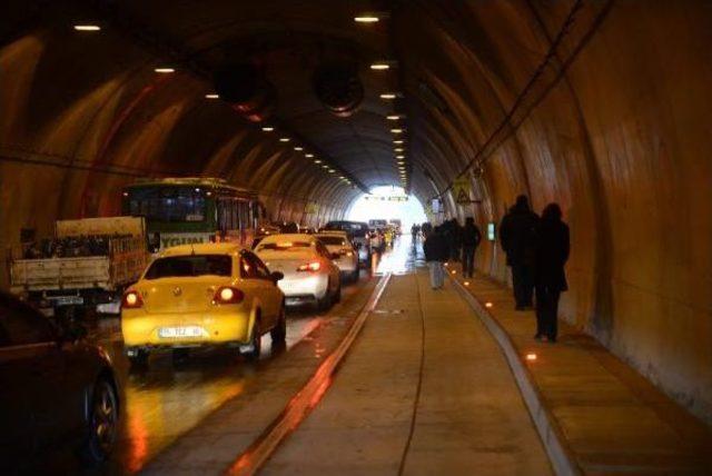 Kardan Trafik Sıkışınca Yerin 40 Metre Altında Yürüdüler