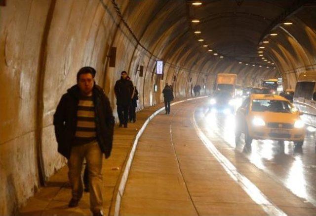 Kardan Trafik Sıkışınca Yerin 40 Metre Altında Yürüdüler