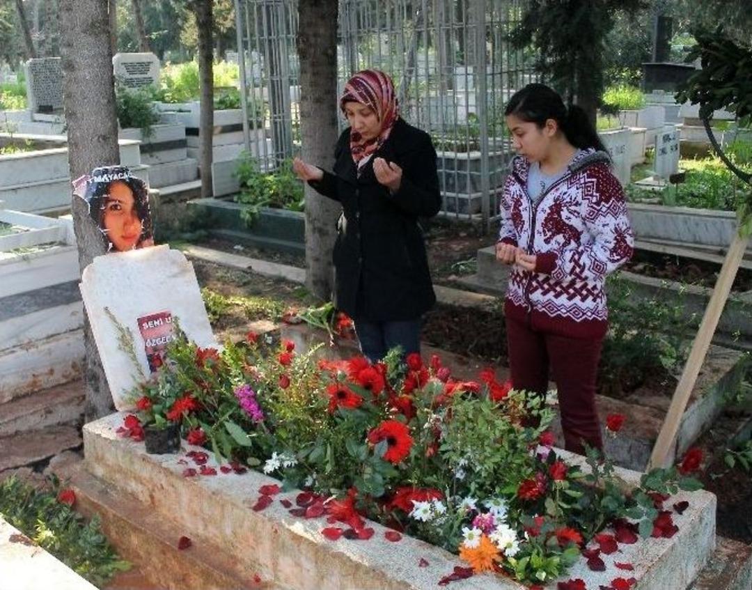 &Ouml;zgecan&rsquo;ın Mezarına Ziyaret&ccedil;i Akını