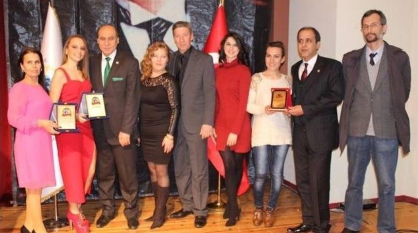 Gazeteci Taş&rsquo;a &Ouml;d&uuml;l