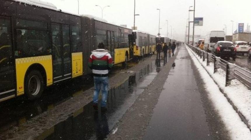 (&ouml;zel Haber) Metrob&uuml;s Yolu Yaya Yoluna D&ouml;nd&uuml;