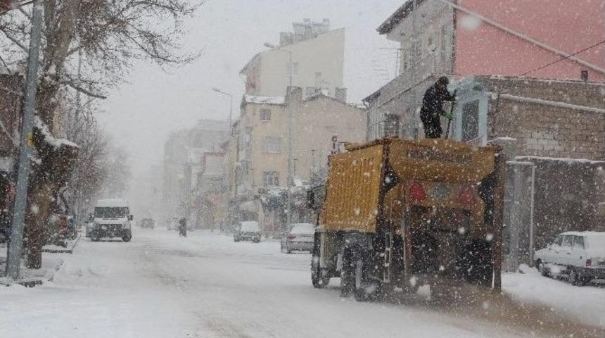 Develi&rsquo;de T&uuml;m Ekipmanlardan Kar Temizleme &Ccedil;alışması