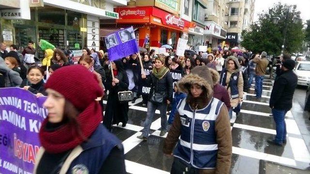 Özgecan Yürüyüşüne Kadın Polisler Destek Verdi