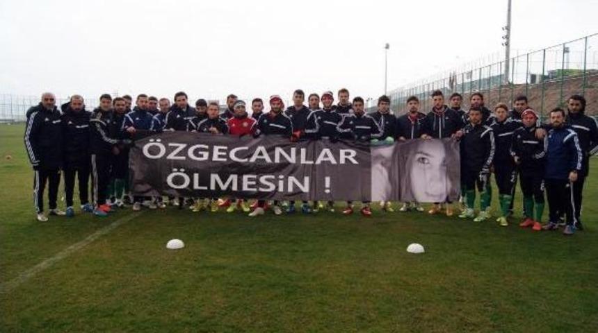 Şanlıurfasporlu Futbolculardan '&ouml;zgecanlar &Ouml;lmesin' Pankartı