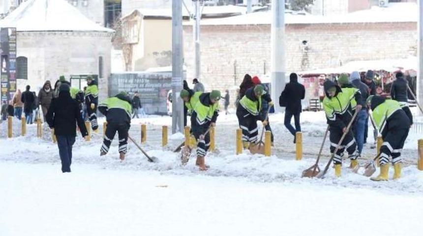 Varışı Olmayan Yolculuk...suriyeli Aile Kar Bastırınca Metroya Sığındı...