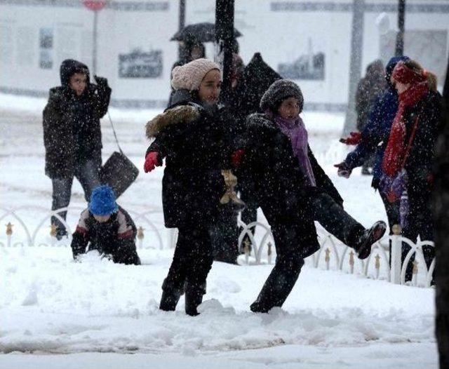 Varışı Olmayan Yolculuk...suriyeli Aile Kar Bastırınca Metroya Sığındı...