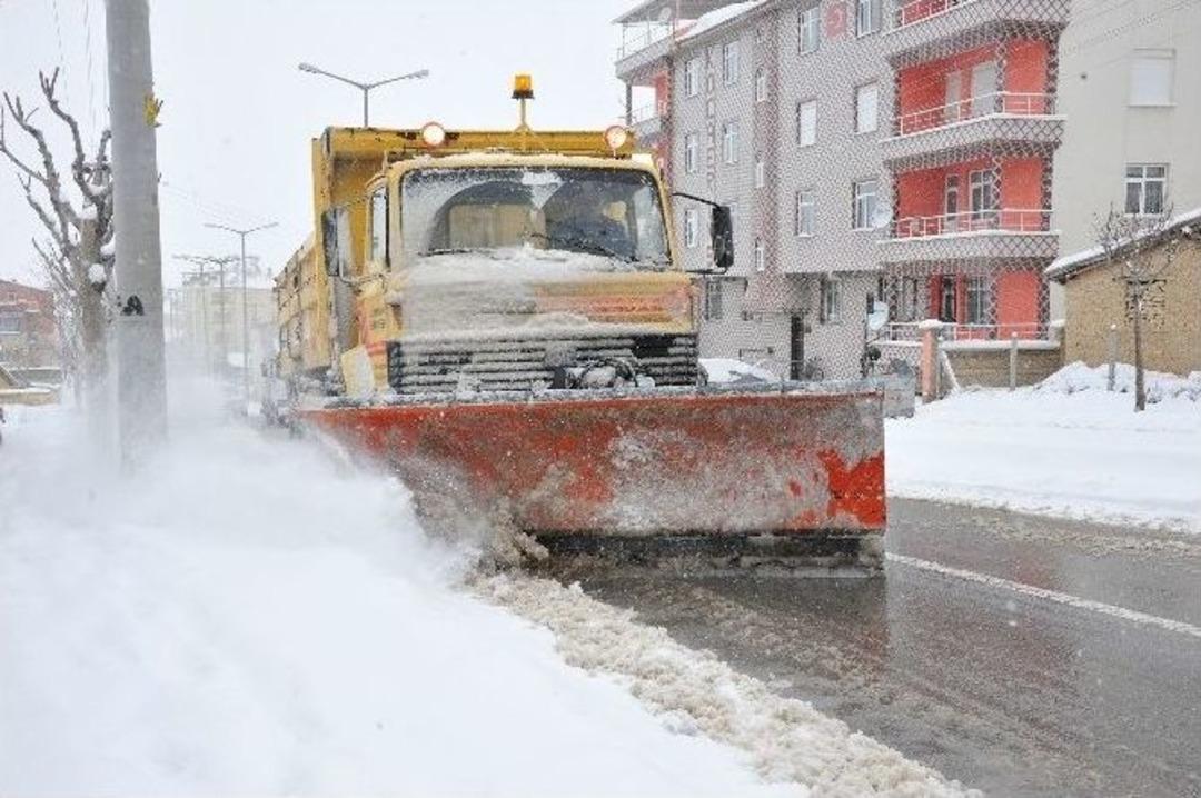 Karaman Belediyesi&rsquo;nden Kar M&uuml;cadelesi