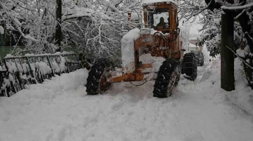 Sapanca Belediyesi Karla M&uuml;cadele Ekipleri &Ccedil;alışmalarını Aralıksız S&uuml;rd&uuml;r&uuml;yor