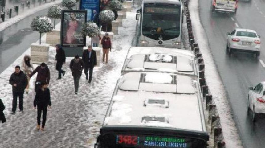Rampa &Ccedil;ıkamayan Metrob&uuml;sler Uzun Kuyruk Oluşturdu