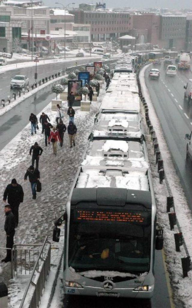 Rampa Çıkamayan Metrobüsler Uzun Kuyruk Oluşturdu