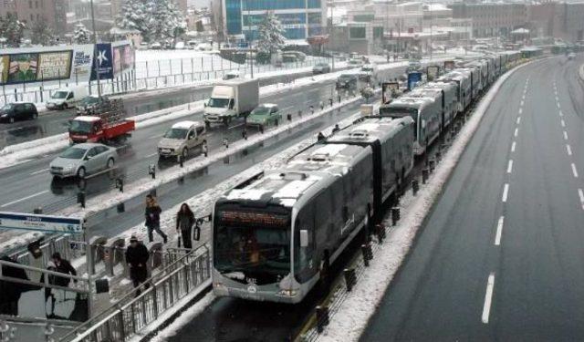 Rampa Çıkamayan Metrobüsler Uzun Kuyruk Oluşturdu