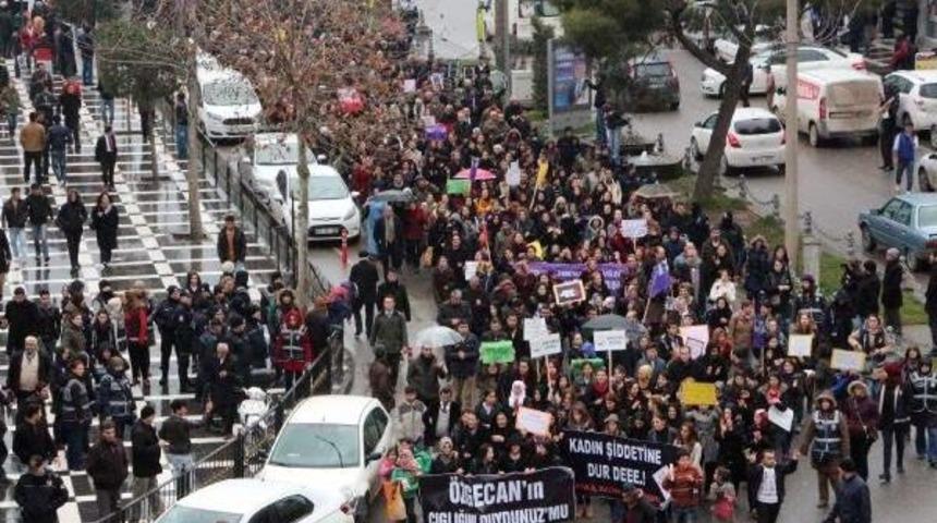 Şanlıurfa'da &Ouml;zgecan Y&uuml;r&uuml;y&uuml;ş&uuml;nde Polisler Siyah Kurdele Taktı