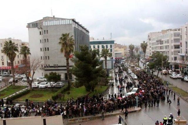 Şanlıurfa'da Özgecan Yürüyüşünde Polisler Siyah Kurdele Taktı