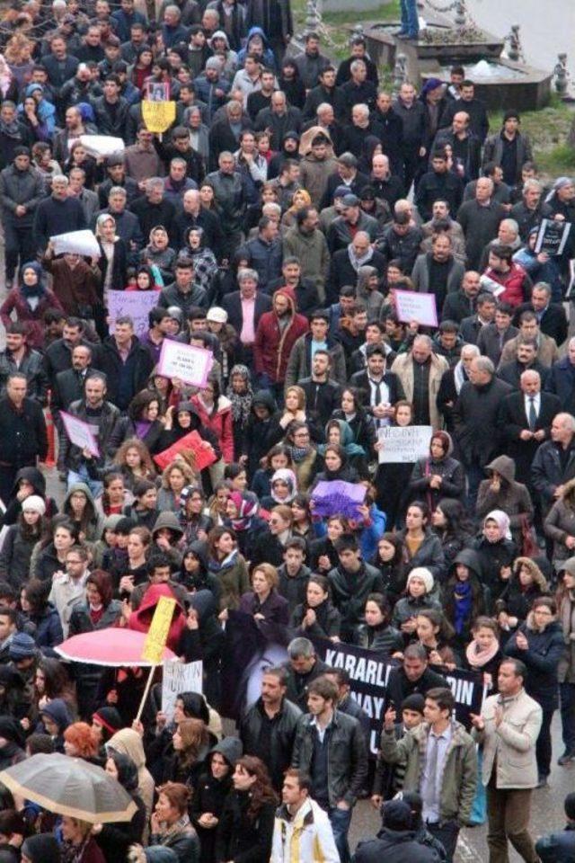 Şanlıurfa'da Özgecan Yürüyüşünde Polisler Siyah Kurdele Taktı