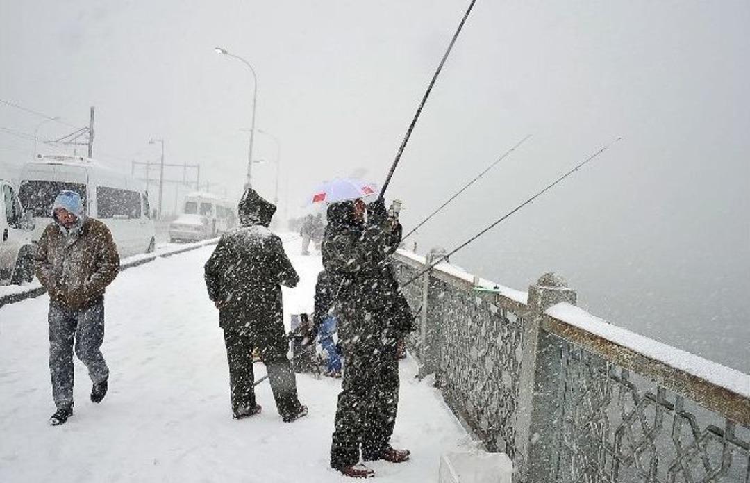Kar Altında Balık Tutma Keyfi